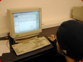 Andi K. vor dem Computer.
